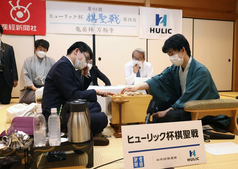 第93期棋聖戦第4局の藤井聡太棋聖（手前右）と永瀬拓矢王座　©JIJI PRESS