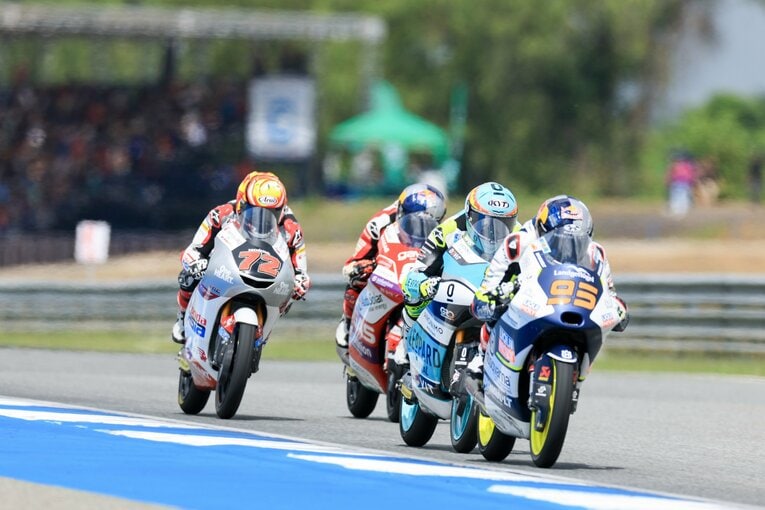 アロンソ、古里、ベイヤー、マシアによるトップ争いは最終ラップの最終コーナーまで繰り広げられた　©Satoshi Enbdo