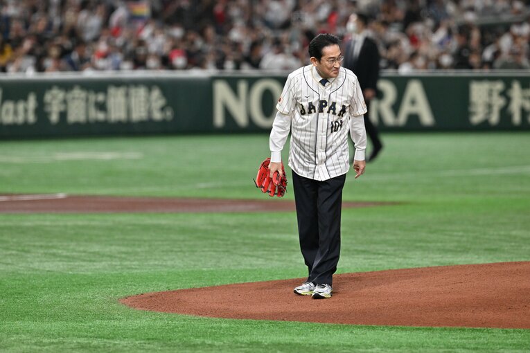 見事な暴投を披露した岸田総理　©Naoya Sanuki