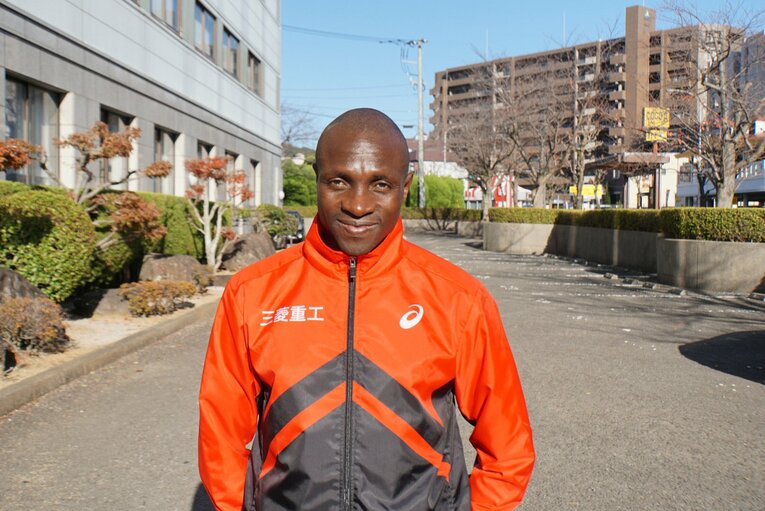 現在のオムワンバ（三菱重工マラソン部のコーチ）　©Number Web