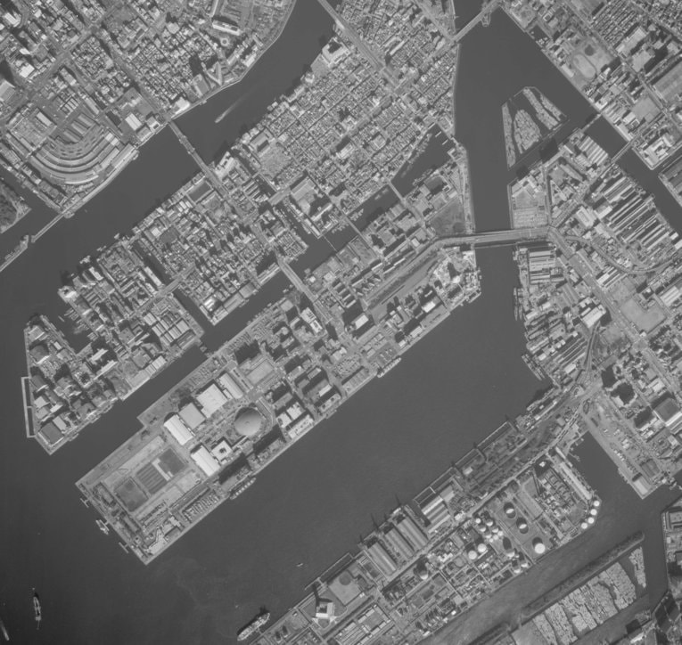 1988年の晴海の航空写真。工業地帯として発展。晴海と豊洲を結ぶ橋の下によく見ると東京都港湾局晴海線が確認できる　出典：国土地理院の空中写真