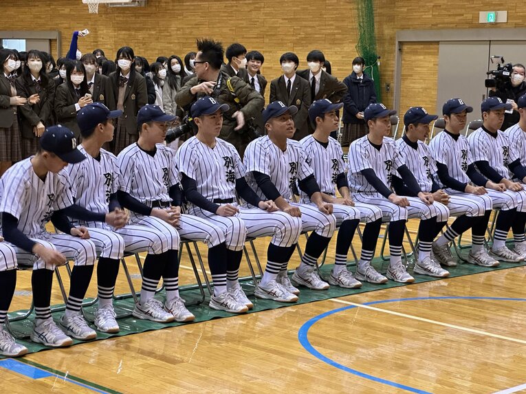 センバツ発表を待つ別海高ナイン　©Yuji Yanagawa