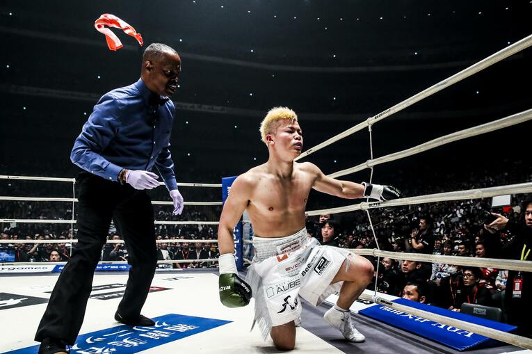 ボクシング界のレジェンドの壁は高く、セコンドからタオルが投げ込まれた　©RIZIN FF Susumu Nagao