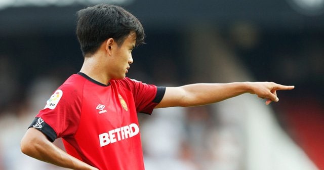 久保建英デビュー戦を象徴する写真。18歳とは思えない味方への指示出し