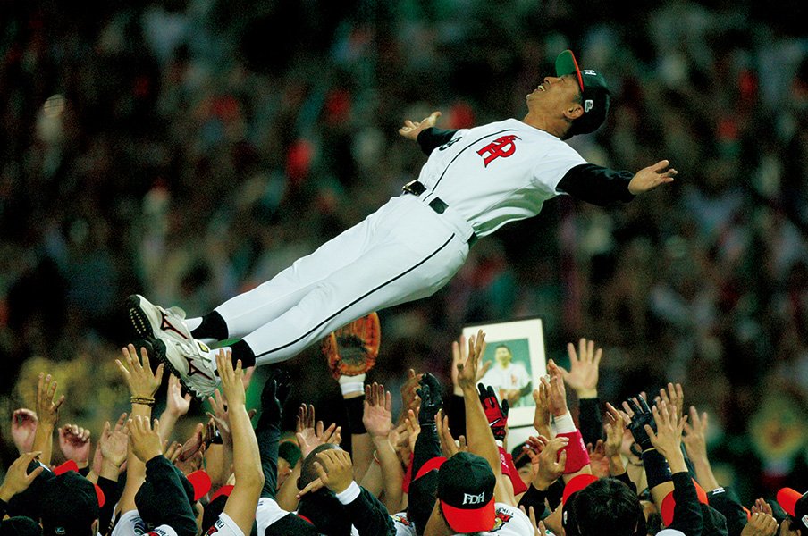 “史上最強のホークス”を松中信彦と斉藤和巳が語る「甲子園の地鳴りと博多駅の激励」【内弁慶シリーズ】<Number Web> photograph by Hideki Sugiyama