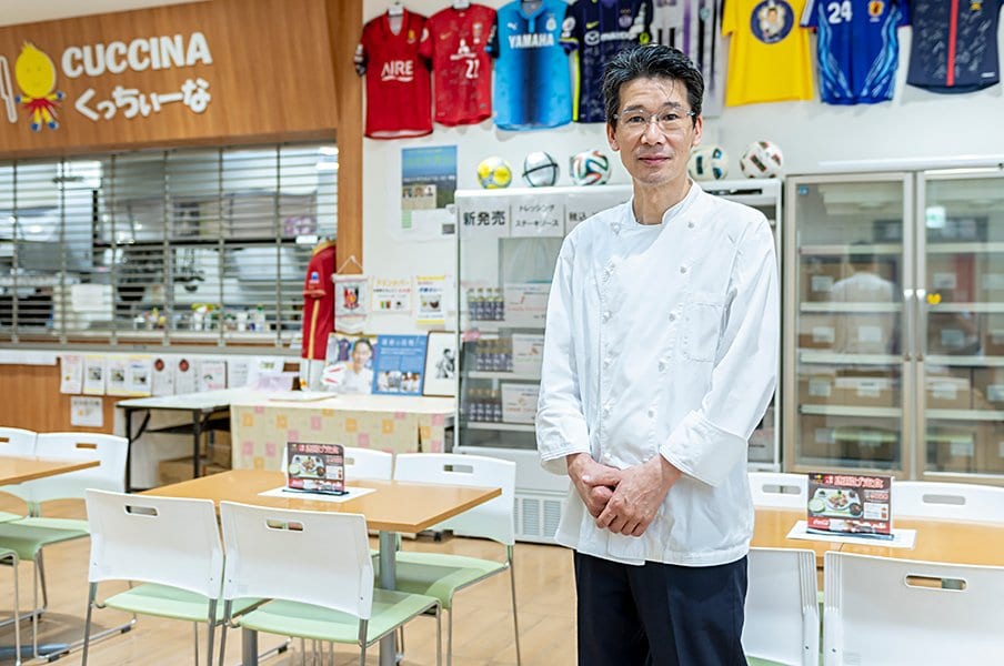 <歩みをとめない者たち>料理人・西芳照がサッカー日本代表と故郷に注ぎ続ける愛情。<Number Web> photograph by Takuya Sugiyama
