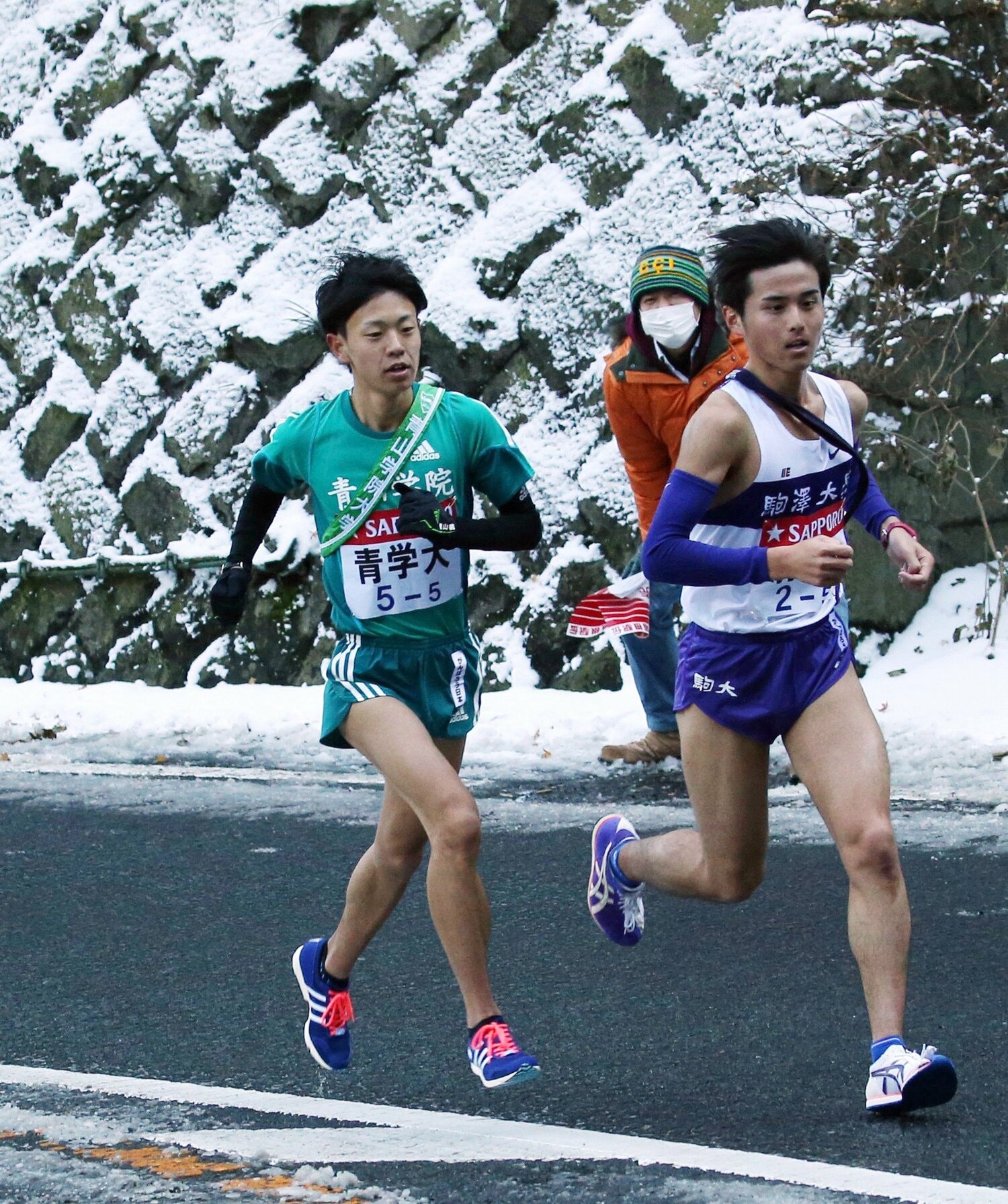 91回大会、トップに追いつき並走する神野　©JIJI PRESS