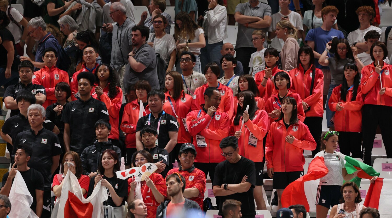 パリ五輪準々決勝のスタンド席。メンバー外となったエバデダン・ラリー（中段左）はチームに残り、仲間たちの戦いを目に焼き付けた　©︎JMPA