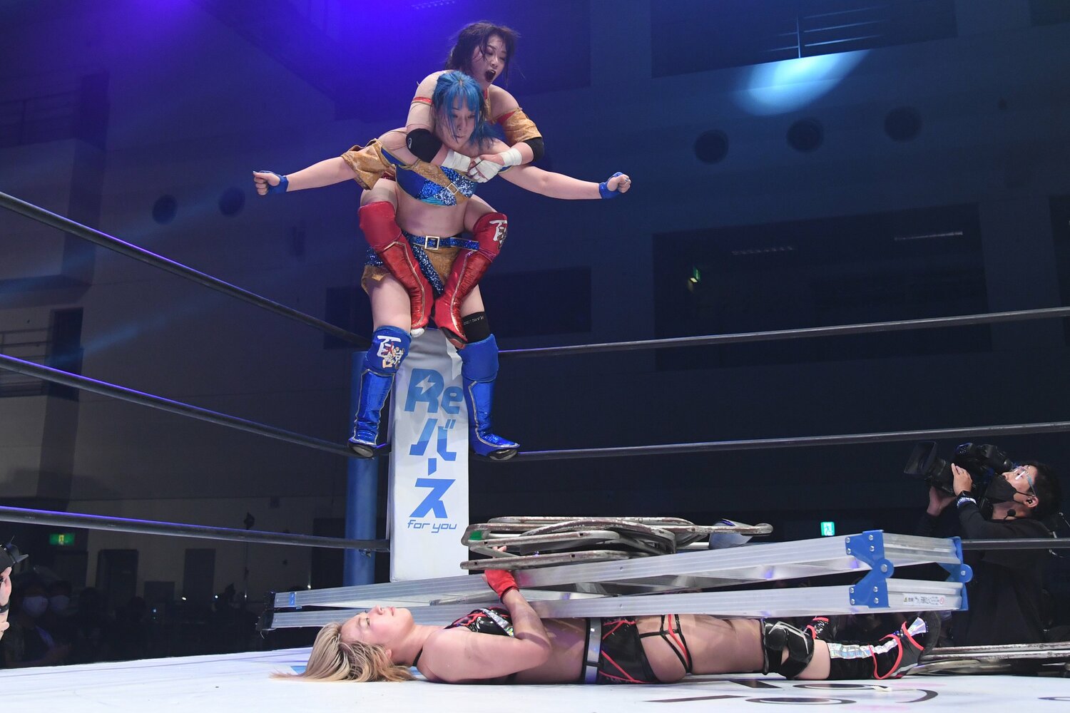 ラダーとパイプ椅子の上から、鈴季すずと世羅りさ2人分の体重を乗せたプレスを食らう場面