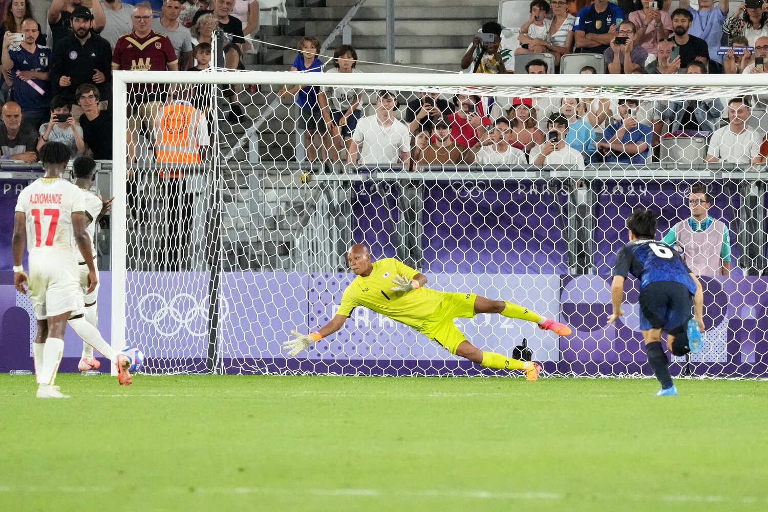 小久保の“事実上PKストップ”。完璧にコースを読んでいたことがわかりつつ、PK献上の川崎もカバーにいち早く走ろうと構えた　©Getty Images