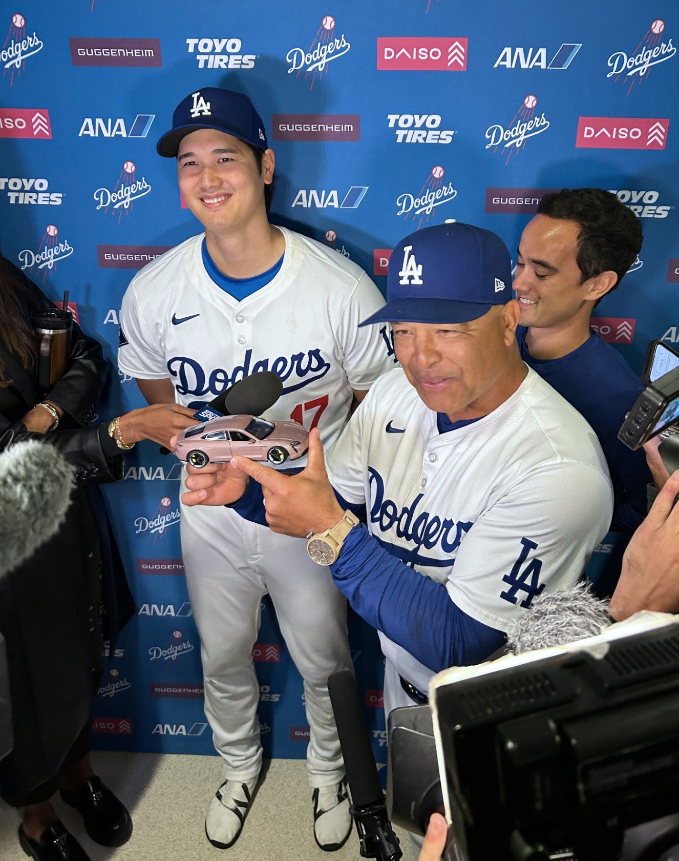 大谷とロバーツ監督　©JIJI PRESS