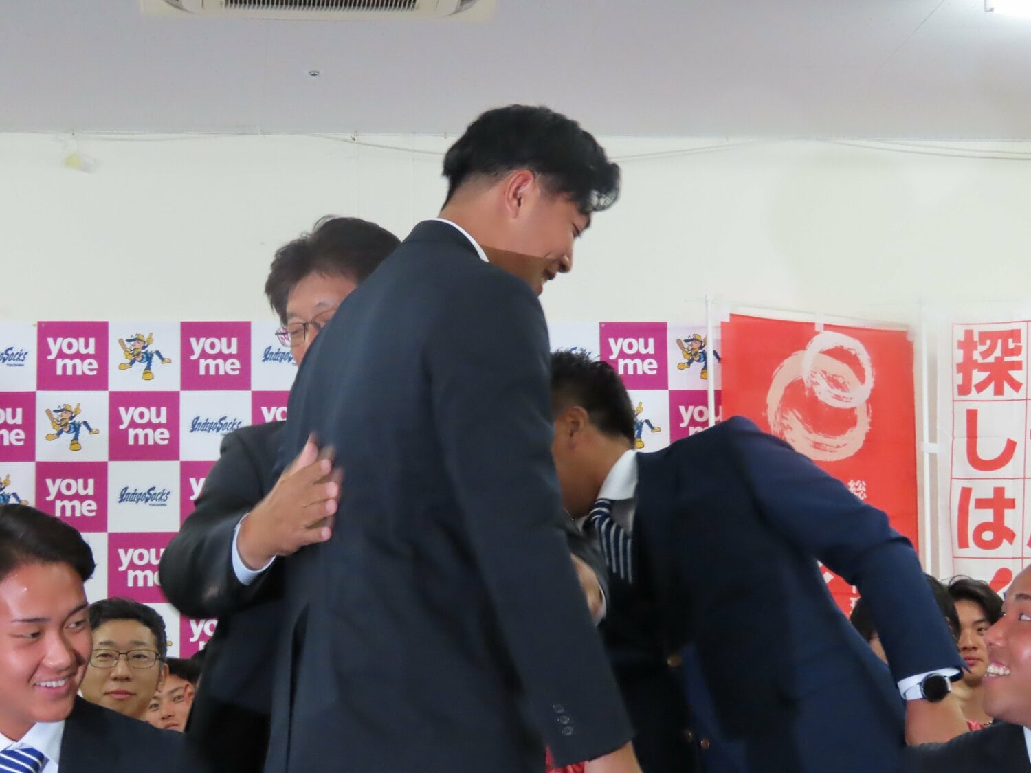 岡本監督と抱き合う篠﨑　©Kou Hiroo