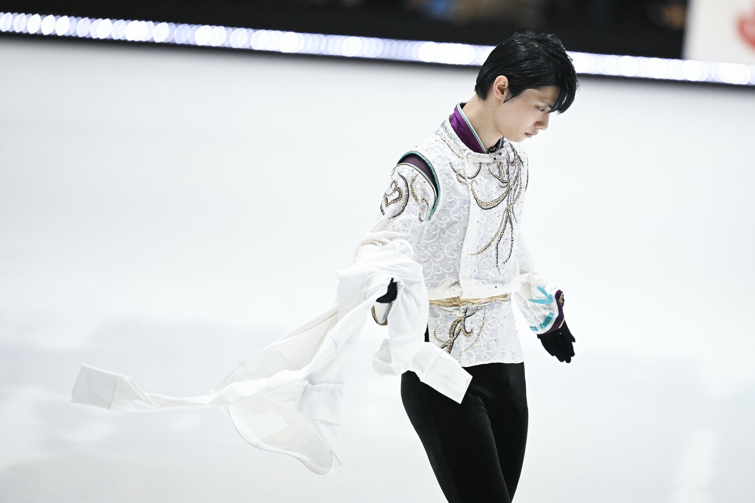 ジャージを脱いだ羽生は、『SEIMEI』の衣装を身にまとっていた