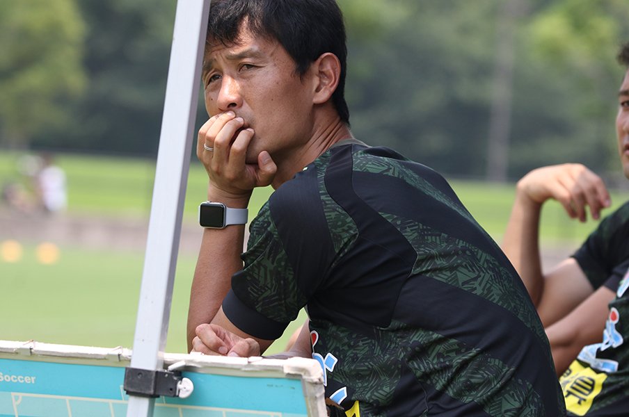 U-18を指揮していた金明輝監督　（c）Takahito Ando