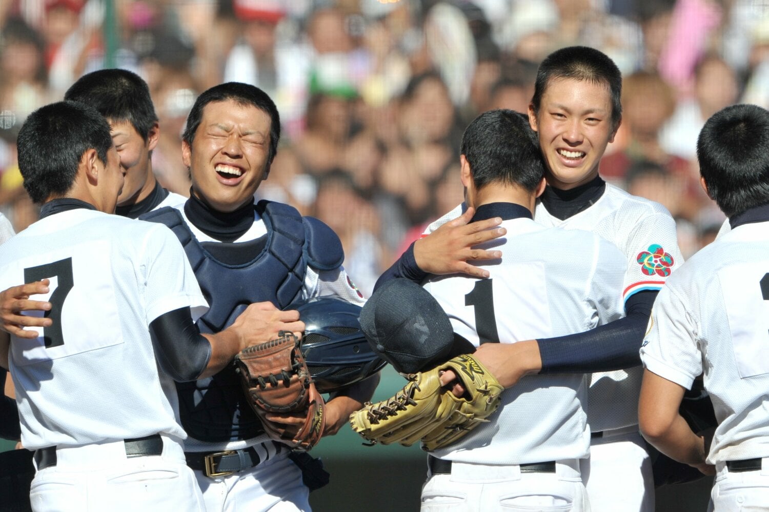 2009年の夏の甲子園決勝戦に勝利し、日本文理の選手と健闘を称え合う中京大中京高時代の堂林(右)と磯村 ©Hideki Sugiyama
