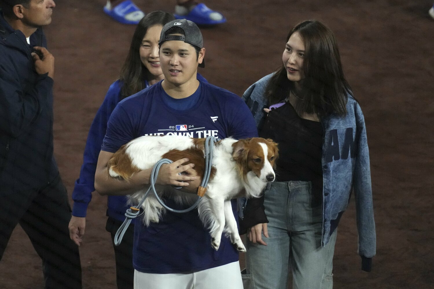 30歳になった大谷翔平は自身初の地区優勝。愛犬デコピン、真美子夫人もグラウンドに登場した　©AFLO