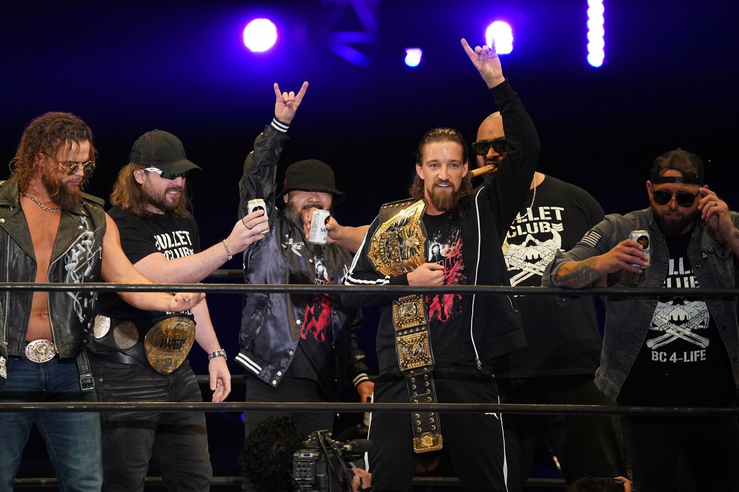 IWGPベルトを誇示するジェイ・ホワイトと新生バレット・クラブのメンバー