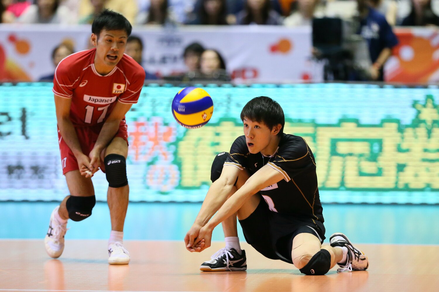 次世代エースとして期待された石川祐希をサポートするリベロ永野健。後輩たちの成長を嬉しく見守っている　©︎YUTAKA/AFLO SPORT