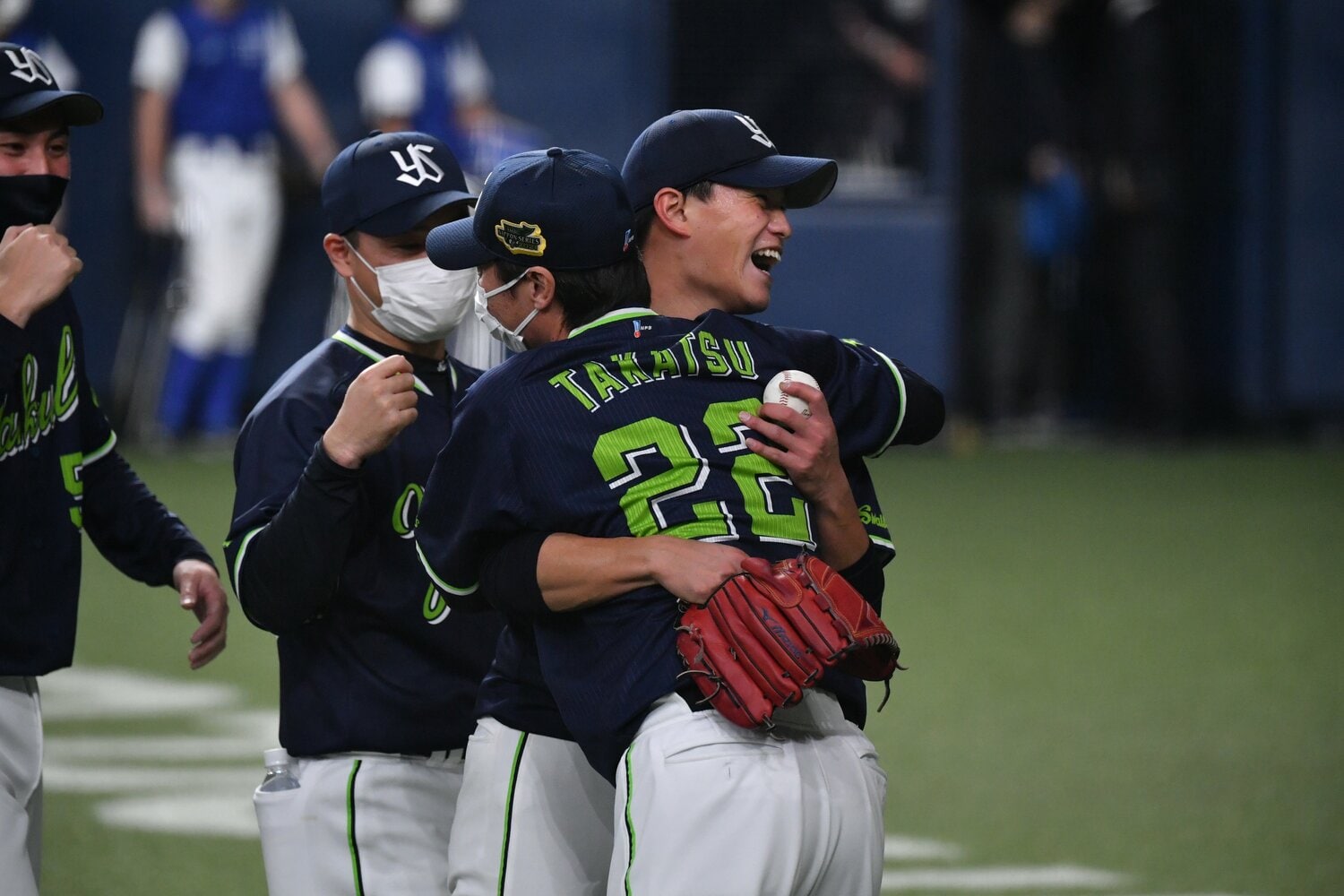 高津監督と抱き合う高橋奎二　©︎Hideki Sugiyama