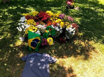 サンパウロの墓参りは欠かさない。今もブラジルGPが繋ぐセナとホンダ。＜Number Web＞ photograph by Honda