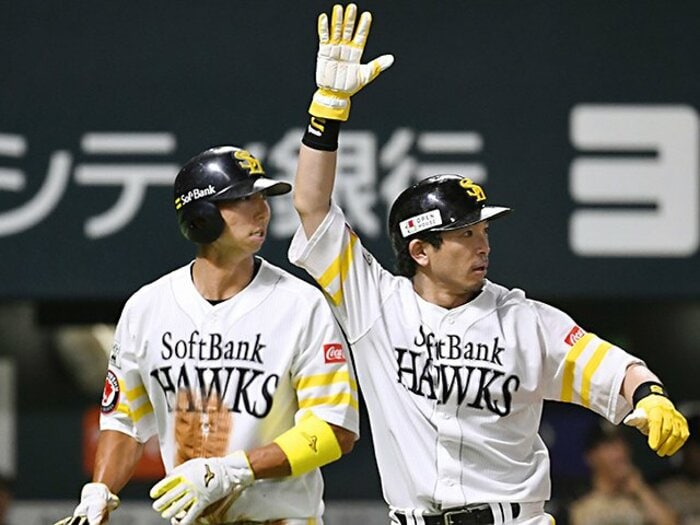 99試合ぶりの「7番・松田宣浩」。ホークスに戻ってきた理想形打線。<Number Web> photograph by KYODO