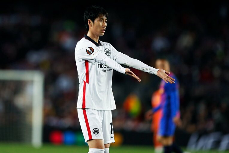 「初めて日本人がバルサのカンプノウで勝利」歴史的瞬間を撮った… 鎌田大地のアシストと献身に感動した理由〈長谷部誠も出場〉(31)