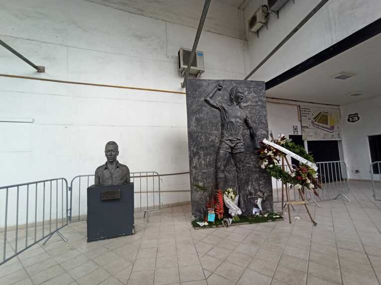 スタジアム内にあるペレのレリーフにも花輪が ©Hiroaki Sawada
