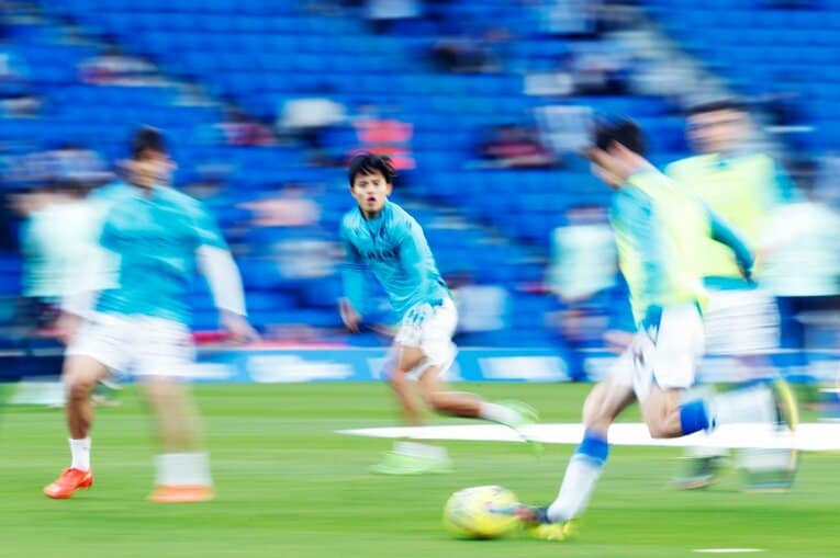 「TAKE 14」ユニ少年の期待に応えて…前髪イメチェン久保建英のW杯後ソシエダ初戦「ゴールへの気迫＋守備」を撮った〈写真多数〉(8)