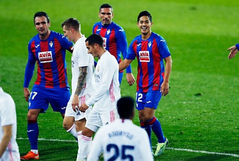 チームメートを鼓舞する武藤