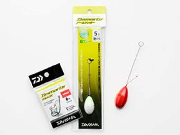 Dsmarts ARMSINKER
Dsmarts HOOK
アームシンカーは初心者でも簡単に使える「チョイ投げ」用のテンビンで、長い方のアームを90度曲げて使う。舟型形状のオモリが海底で安定し、根掛かりしにくいのが嬉しい。フックは通常のシロギス用ハリと違って、頭が丸い輪になっているため、イトを結ぶのが簡単だ。アームシンカー（3～10号）、フック（5～8号）どちらもオープン価格。 