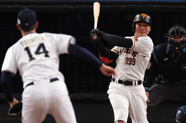 12月8日のプロ野球トライアウト、注目が集まった山下航汰（巨人）のシート打撃 ／ photograph by Sankei Shimbun
