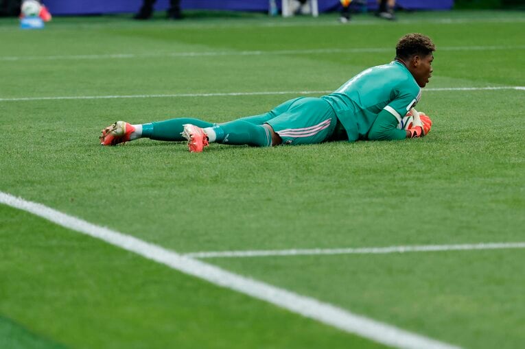 ブラジル戦で何本もスーパーセーブを見せたGKの鈴木彩艶　©Atsushi Tokumaru