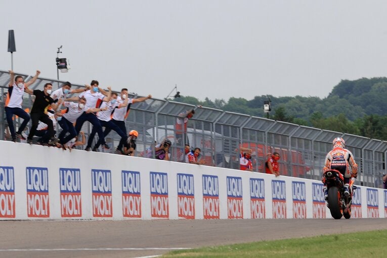 トップチェッカーを受け、チームスタッフに祝福されるマルケス。ホンダにとっても今季8戦目にしての初勝利となった