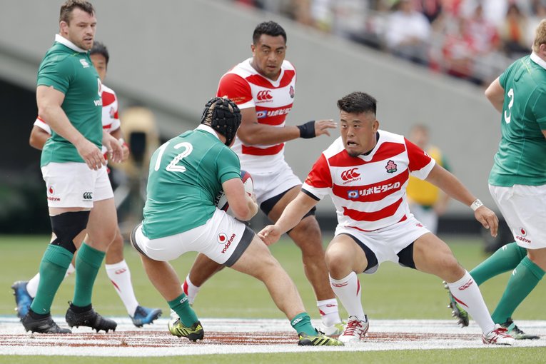 アイルランド戦でタックルを狙う浅原拓真（2017年）　©︎AFLO SPORT