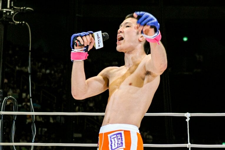 リング上で秋山成勲に対戦要求をする青木真也　©Susumu Nagao