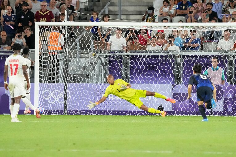 小久保の“事実上PKストップ”。完璧にコースを読んでいたことがわかりつつ、PK献上の川崎もカバーにいち早く走ろうと構えた　©Getty Images