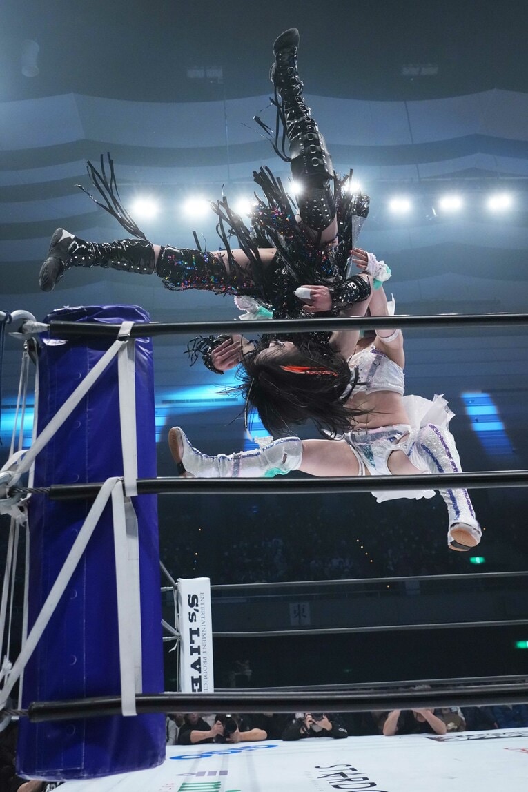 上谷沙弥に雪崩式のドライバーを放つスターライト・キッド　©Essei Hara