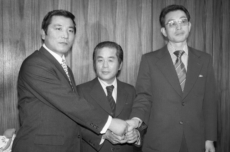 ヤクルトのバッテリーコーチに就任した森昌彦（現・祇晶）と握手する松園尚巳オーナー、そして広岡達朗。1977年11月21日、新橋のヤクルト本社で ／ photograph by Sankei Shimbun