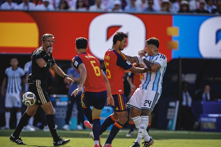 テレビ映像では伝わり切らないアルゼンチンvsスペインの決定的瞬間…写真は右に続きます　©Kiichi Matsumoto/JMPA