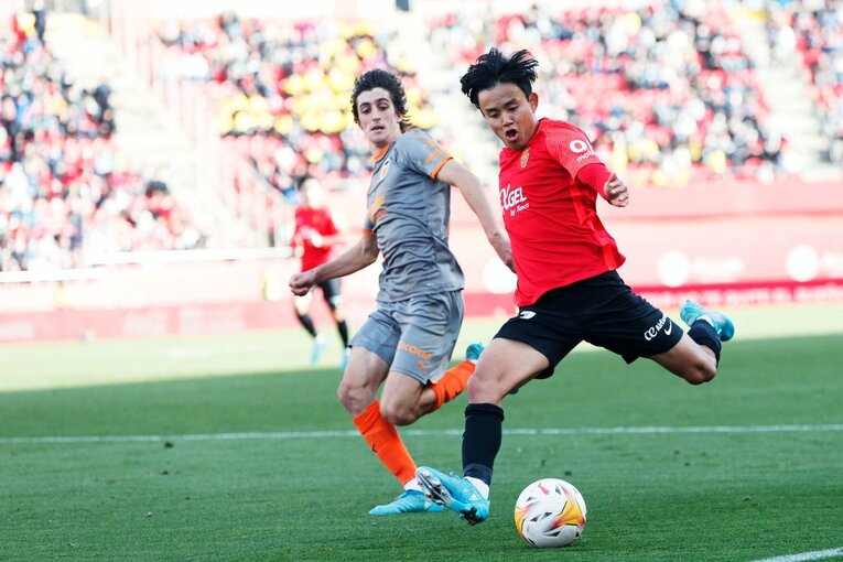 久保建英が“不可解判定”に怒った！ ラフプレーに抗議→イエローも…「バモス！クボ」とファンが信頼する理由〈撮影者の視点〉(51)