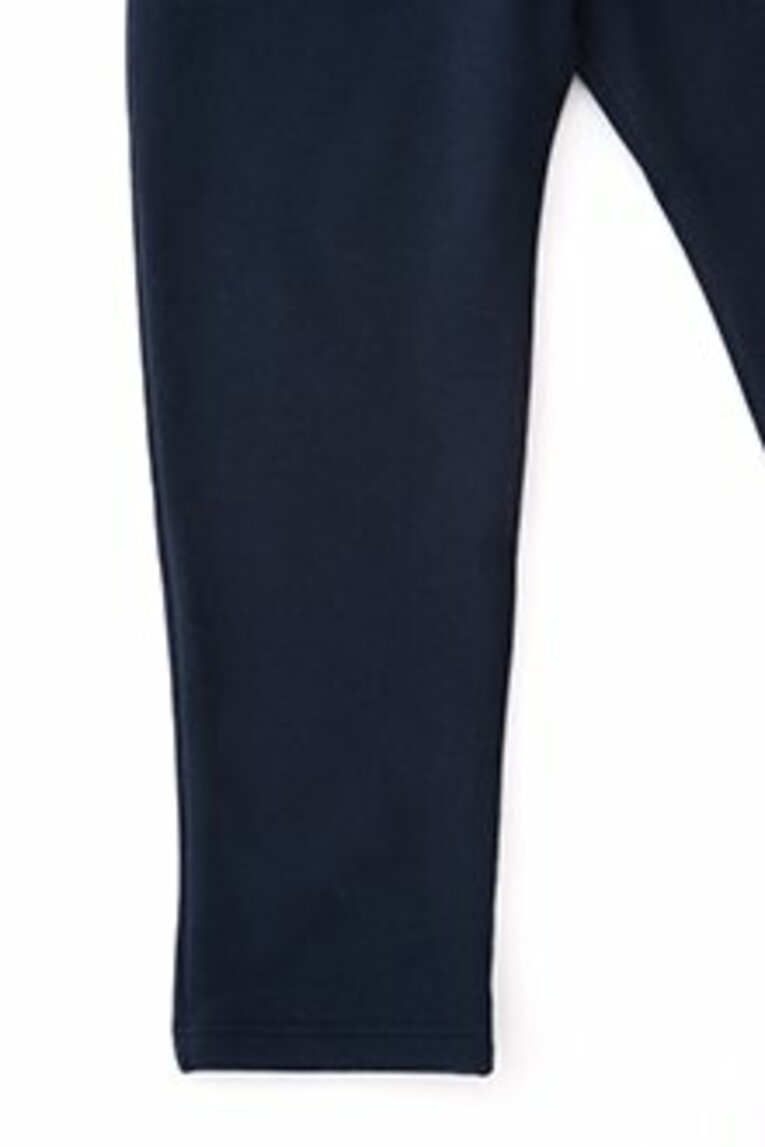 イマドキのスウェットパンツは膝下にテーパーが効き、シュッとしたシルエットが特長だ。そのおかげでスマート＆美脚に見えるのが嬉しい。
 