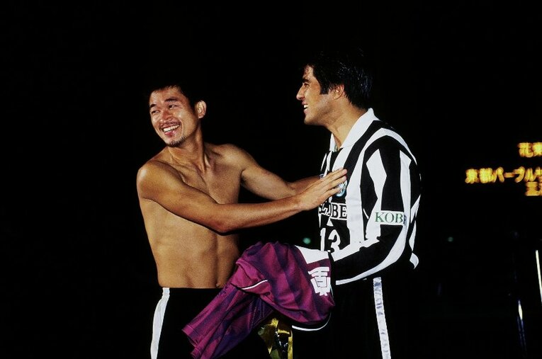 ガンバ大阪、清水エスパルス、ヴィッセル神戸とクラブを渡り歩いた永島昭浩。2000年に現役引退、セレモニーではかつて日本代表でもプレーした三浦知良から花束が贈られた　©Estuo Hara/Getty Images