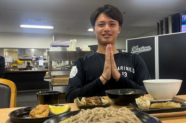 選手食堂の充実ぶりに驚いたというロッテルーキーの毛利。新人ながら先発ローテ入りし、ここまで２勝を挙げている ／ photograph by Chiba Lotte Marines