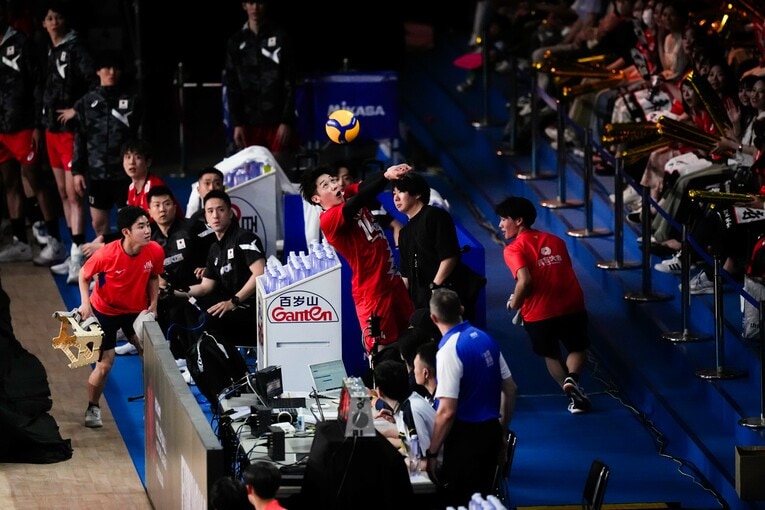 ベンチ裏までボールを追いかけるキャプテン石川祐希（VNLドイツ戦）　©︎Volleyball World