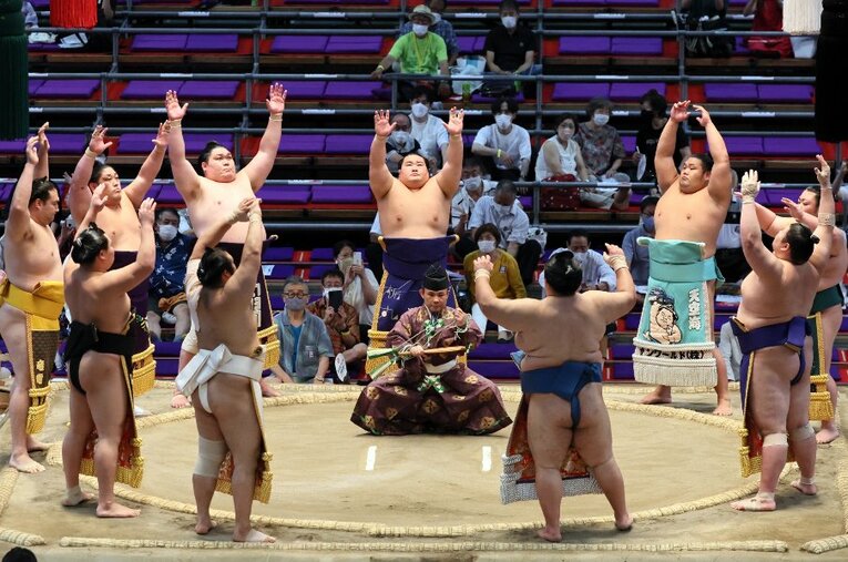 写真は名古屋場所12日目、コロナ関連で休場者が多く、力士が減ってちょっと寂しい十両土俵入り ／ photograph by Sankei Shimbun