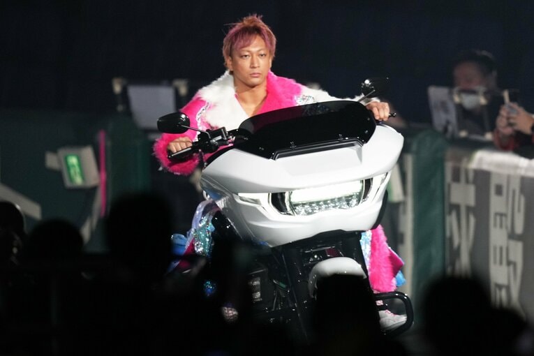 オートバイで入場する海野翔太。1月4日、東京ドーム　©Essei Hara