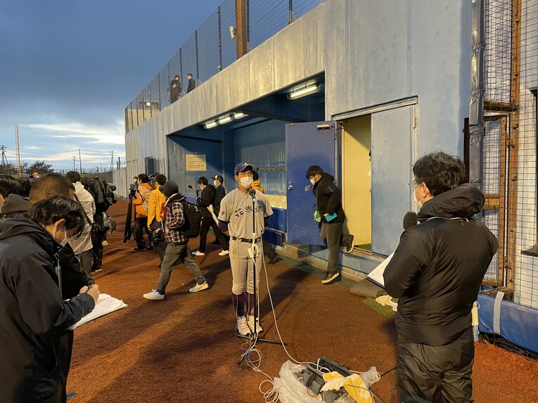 東北大会、取材に応じる花巻東の田代主将　©Ayako Oikawa