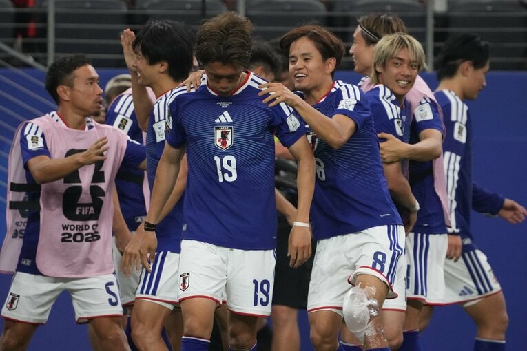 久保建英は左膝をケアしながら、片足立ちで小川航基を祝福した　©Masashi Hara
