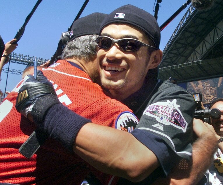 イチローも久々の再会にこの表情　©AFLO