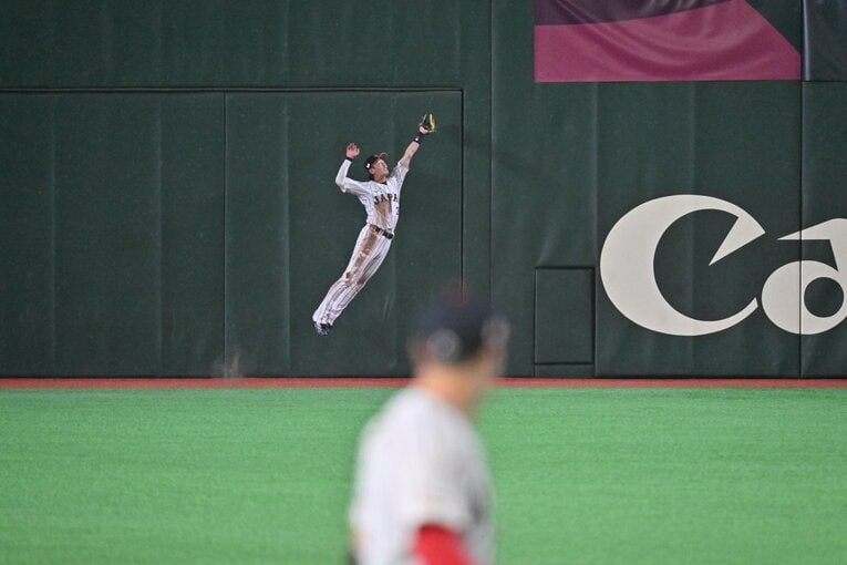 韓国戦9回、周東が大飛球をスーパーキャッチ　©Hideki Sugiyama
